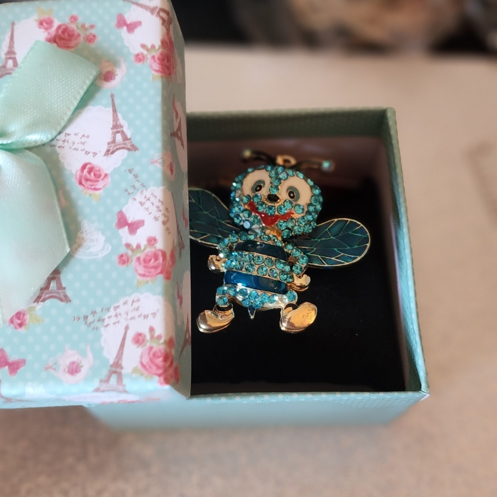 New Betsey Johnson Necklace Bee